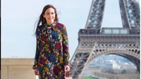 Maia Estianty sedang berada di Paris, Prancis. Tak lupa, dia mengunjungi Menara Effeil. Foto: Instagram Maia Estianty