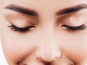 Wanita Ini Punya Empat Alis Karena Prosedur Tato yang Gagal