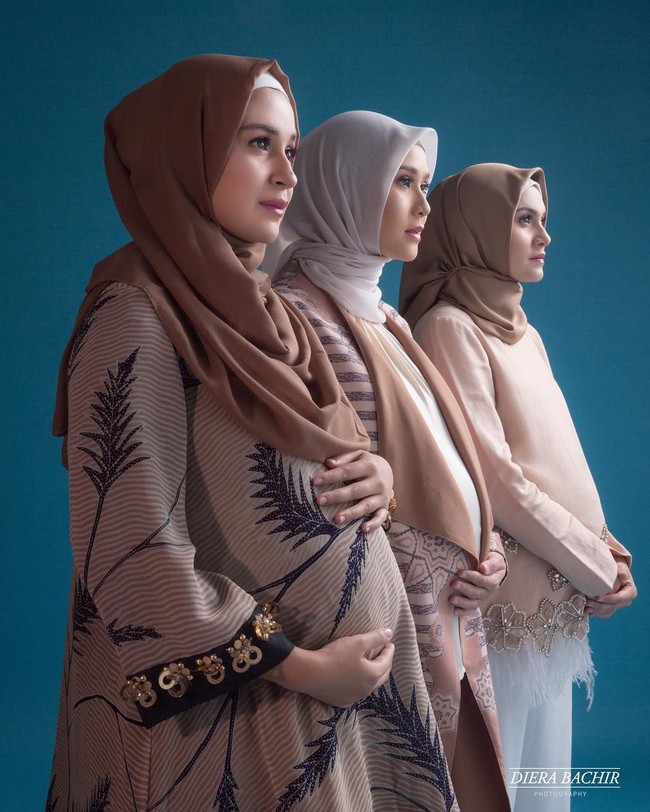  Ketiganya memakai busana rancangan Khaanan Shamlan, seorang desainer cantik berdarah Arab. Tampil mengenakan warna-warna seperti khaki, biru dongker, nude brown, dan putih memancarkan aura keibuan mereka. Foto: Instagram
