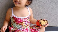 Ihiy! Senangnya Thalia makan cookie cokelat buatan sang bunda, Sarwendah. Senyumannya itu, lho. Gemesin banget! Foto: Instagram @thaliaputrionsu