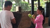 Mungkin tidak akan ada yang menyangka kalau diam-diam Yofina hobi latihan Muay Thai. (Foto: Instagram/yofina)