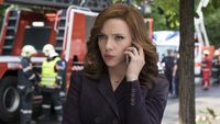 Penampilan Black Widow lebih feminin dengan rambut ikal panjang ini.