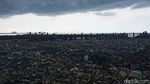 Awan Gelap Payungi Petugas Bersihkan Lautan Sampah di Teluk Jakarta