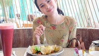 Liburan ke Bali, Maudy sarapan enak dengan clam dan segelas jus buah. Senyumnya bikin adem ya! Foto: Instagram maudyayunda