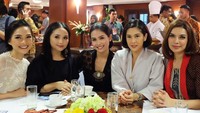 Bersama wanita-wanita cantik dan berprestasi, Maudy terlihat sedang menikmati makan malam. Kamu kenal siapa saja yang disebelah Maudy? Foto: Instagram maudyayunda