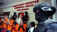 Kasus pencurian bermodus skimming ini sempat heboh belakangan waktu di saat nasabah bank nasional kehilangan uangnya secara misterius setelah melakukan tarik tunai di ATM.