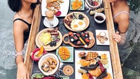 Nah kalau yang ini Maria Rahajeng yang liburan di Bali bersama sahabatnya. Lihat tuh menu makanannya. Bikin gagal diet. Foto: Instagram