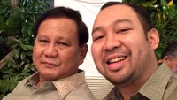 Prabowo berfoto bersama anak satu-satunya, Didit Hediprasetyo, yang berprofesi sebagai perancang busana. Didit merupakan buah hati Prabowo dengan Titiek Soeharto. (Foto: dok. Facebook Prabowo Subianto)