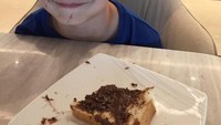 Ini dia si ganteng Kenzou, anak dari Tamara Bleszynski dan Mike Lewis. Ini saat Kenzou ketahuan makan roti selai cokelat milik mamanya. Mulutnya belepotan cokelat, deh. Foto: Instagam @tamarableszynskiofficial