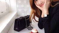 Jessica vs Red Velvet dan Carrot Cupcakes. Lebih manis senyumnya Jessica atau krim cupcakesnya nih? Awas salah fokus! Foto: snsdfood