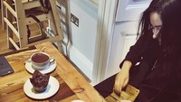 Saat ulang tahun adiknya, Maudy menikmati teh dan desset nih. Ada red velvet cake dan muffin cokelat yang bikin perayaan ulang tahun makin manis. Foto: Instagram maudyayunda
