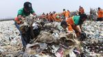 Pasukan Oranye Gotong Royong Bersihkan Lautan Sampah