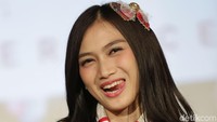Gimana manis kan senyuman Melody, bikin Sabtu Kalian semakin ceria. Foto: Melody JKT48 (Palevi/detikHOT)