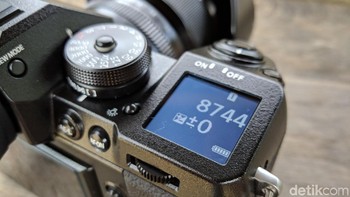 Punya pengaturan dynamic range 400% (~12 stops), mampu merekam video dengan bit rate 200 Mbps.  Ada pula mic internal yang bisa merekam audio berkualitas tinggi 24 bit/48 kHz Foto: Adi Fida Rahman/detikINET