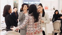 Nagita Slavina, Nindy dan Ayu Dewi terlihat asyik ngobrol dengan salah seorang teman. Foto: Instagram