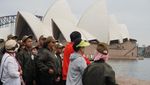 Foto: Berjaket Merah, Jokowi Bareng Iriana Olahraga Pagi di Sydney