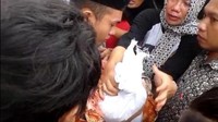 Tahanan yang menangis memeluk jasad anaknya adalah Syamsul Alam alias Alga (22).