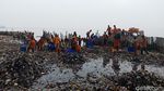Foto: Berjibaku Gempur Sampah di Teluk Jakarta
