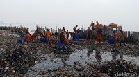 Jangan membuang sampah sembarangan karena berdampak kepada pencemaran air laut, sehingga ekosistem yang ada di laut, ikan apa ya tercemar. Konsumsi ikan itu ya jadi agak ragu dengan pencemaran air dari limbah sampah, ucapnya saat dihubungi detikcom lewat telepon, Jumat (16/3/2018).