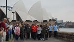 Foto: Berjaket Merah, Jokowi Bareng Iriana Olahraga Pagi di Sydney