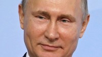Vladimir Putin ikut ke dalam Pilpres Rusia untuk yang keempat kali. Calon presiden petahana ini diprediksi akan memenangi pilpres dengan mudah. Polling terbaru menyebut sekitar 70 persen pemilih akan mendukung Putin dalam pilpres ini. (Foto: REUTERS/Carlos Barria)