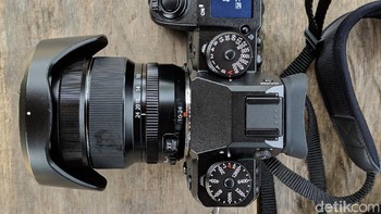 X-H1 mengadopsi panel LCD 1,28 inch dan leaf-sprung shutter button seperti GFX-50S. Foto: Adi Fida Rahman/detikINET