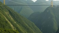 Jembatan Sungai Sidu, China. Tinggi 496 meter (m). Membentang sepanjang 1.222 m. Ini adalah jembatan tertinggi di dunia sejak 2009. Terletak di Provinsi Hubei, melintasi lembah Sungai Sidu. Foto: Dangerous Road