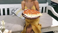 Hayo! Jangan salah fokus sama pose manis Jennifer ya. Yang ditangannya adalah pizza buatan dua buah hati Jennifer, Kiyomi dan Kenji. Foto: Instagram jenniferbachdim