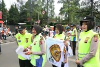 Cegah KKN Daftar Polri, Polwan Jabar Bagi-bagi Kaos di CFD