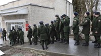 Mereka tetap memakai seragam ke TPS. Foto: Sergey Pivovarov/Reuters