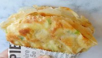 Kelihatannya enak ya. Lumpia telur yang garing ini punya rasa yang gurih. Harganya bervariasi mulai dari Rp 2.000 hingga Rp 3.000-an. Foto: Instagram @santiayu