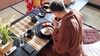 Selain masak dan ngopi bareng, Tyas dan sang suami juga sering berlibur bersama. Foto ini diambil ketika mereka tengah berlibur di Jepang, ditemani semangkuk soba hangat. Foto: Instagram @tyasmirasih