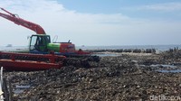 Tampak sebuah alat berat dikerahkan untuk membersihkan sampah (Foto: Zunita Amalia Putri/detikcom)