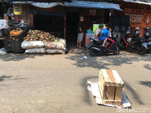 Besi Proyek Rusunawa Pasar Rumput Jatuh dan Timpa 1 Orang