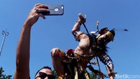 Tradisi mengarak ogoh-ogoh di Bali dilaksanakan pada hari pengerupukan sehari sebelum Nyepi.