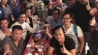 Nongkrong pagi di Kopi Johny jadi kebiasaan rutin Hotman Paris. Kali ini ia ngopi ditemani komunitas kopi Johny. Wah ramai banget! Foto: Instagram @hotmanparisofficial