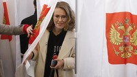 Sobchak (35) yang juga dikenal sebagai jurnalis liberal, telah mengumumkan pencalonannya pada Oktober lalu. Kemunculan Sobchak dalam kandidat pencapresan menarik perhatian media dan publik. Foto: Maxim Shemetov/Reuters