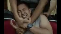 Ekspresi takut disuntik dari polisi yang videonya sempat viral. (Foto: Facebook)