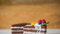 Dessert dari sabun yang satu ini dibuat dengan detil. Rongga yang ada pada sponge cakenya benar-benar seperti aslinya. Dipercantik dengan buah raspberry, blueberry, dan jeruk yang disiram vla vanilla yang terbuat dari sabun. Foto: Instagram @vengershmsoap