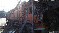 Truk Seruduk Mobil dan Dua Rumah di Sukabumi
