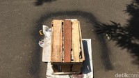 Tarminah lantas dilarikan ke Rumah Sakit Cipto Mangunkusumo, namun nyawanya tak tertolong. Tarminah lalu dibawa ke rumah duka korban yang berada di di Jl Tambak II, Komplek Polri, RT 05/05, Jakarta Pusat. Dia akan dimakamkan di TPU Menteng Pulo. (Foto: Lokasi orang tertimpa besi proyek rusunawa Pasar Rumput)