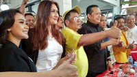 Kehadiran pejabat tinggi negara dan dua artis cantik itu membuat pengunjung penasaran. Foto: Yulida/detikcom