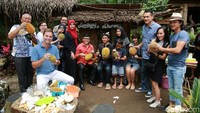 Kampung Durian memang dikhususkan untuk memperkenalkan durian Banyuwangi. Animo pengunjung pun cukup besar. Mereka antusias dengan destinasi ini. (Ardian/detikTravel)