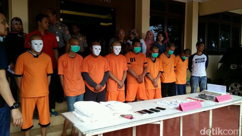 Polres Garut Ungkap Puluhan Gadis Jabar Dijadikan PSK di Bali Polres Garut Ungkap Puluhan Gadis Jabar Dijadikan PSK di Bali