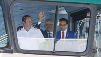 Tampak Jokowi dan Turnbull berada di deck nakhoda kapal tersebut. Mereka terlihat akrab sejak berjalan menuju kapal. Foto: Quentin Jones/ASEANinAus/pool
