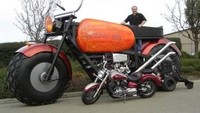 Wah kalau yang satu ini mungkin cocok dengan istilah lebih besar selalu lebih baik. Motor raksasa ini tingginya 15 kaki, panjang 20 kaki, dan berat 3.000 kg. Motor ini juga mendapat catatan rekor dari Guiness World Records sebagai motor yang bisa dikendarai tertinggi di dunia. Foto: Istimewa
