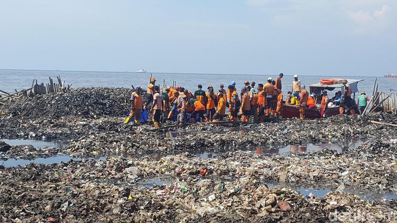 Petugas yang Tetap Happy Bersihkan Sampah di Teluk Jakarta Petugas yang Tetap Happy Bersihkan Sampah di Teluk Jakarta