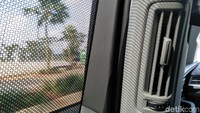 Lalu ada juga penempatan AC di kursi baris kedua yang cukup berbeda namun dapat berkerja optimal yakni berada di sela pintu dan cenderung tak terlihat. Tak lupa juga penempatan speaker dan layar kontrol pusat yang sangat tidak mengganggu tetapi tetap terkesan mewah. Foto: Ruly Kurniawan