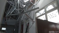 Atap ruangan jatuh berantakan. Sebagian tembok juga roboh. Ruangan yang roboh berkapasitas 16 pasien. Namun saat kejadian, hanya ada 8 pasien. Hilda Meilisa Rinanda/detikcom.