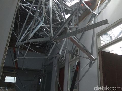 Runtuhnya Atap Ruangan di RSAL yang Baru Direnovasi